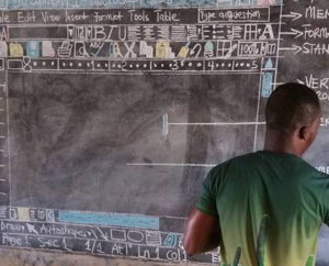 Учитель из Ганы учил детей информатике с помощью доски и мела